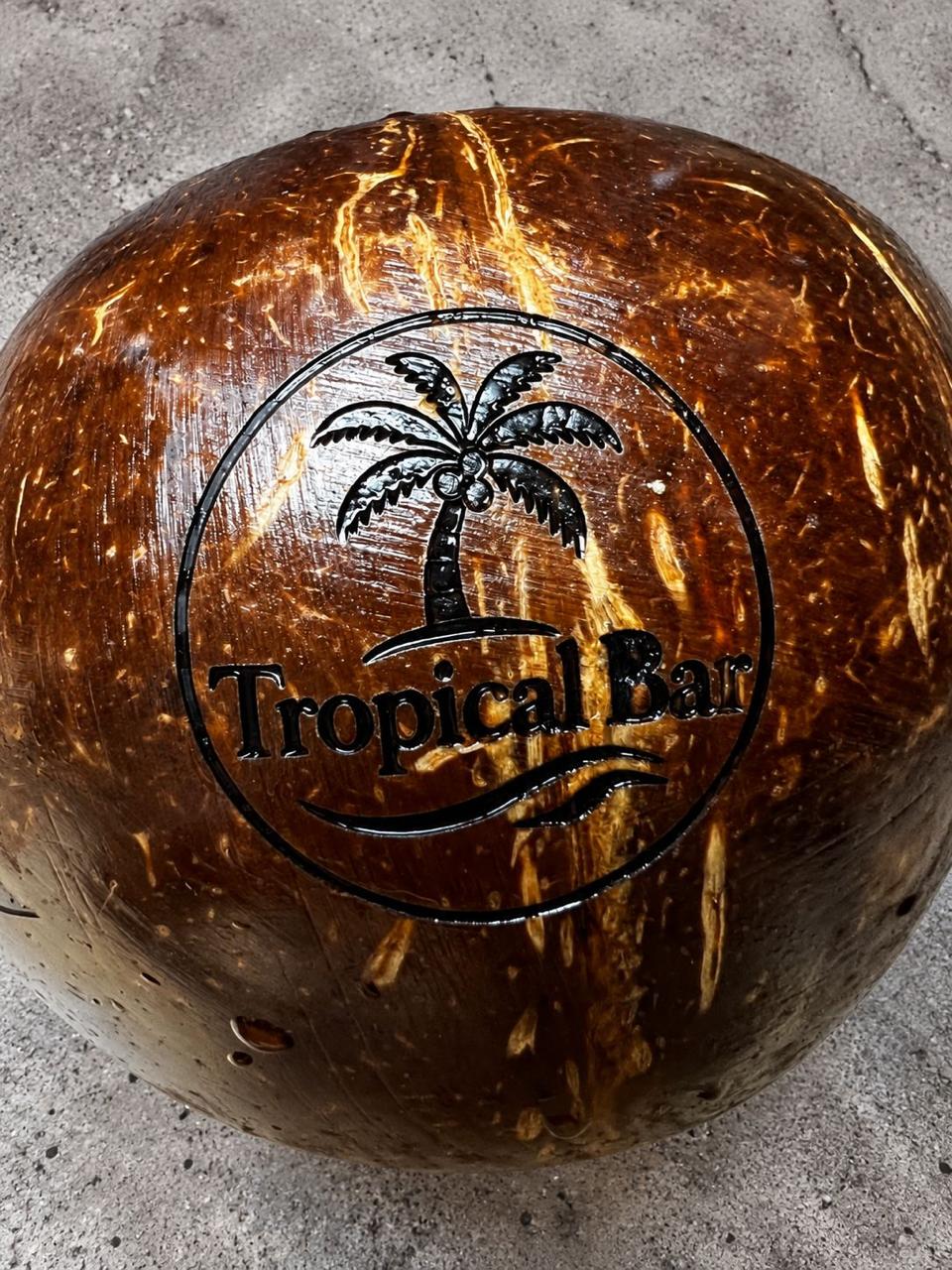 Гравировка с пальмой и волнами, логотип Tropical Bar