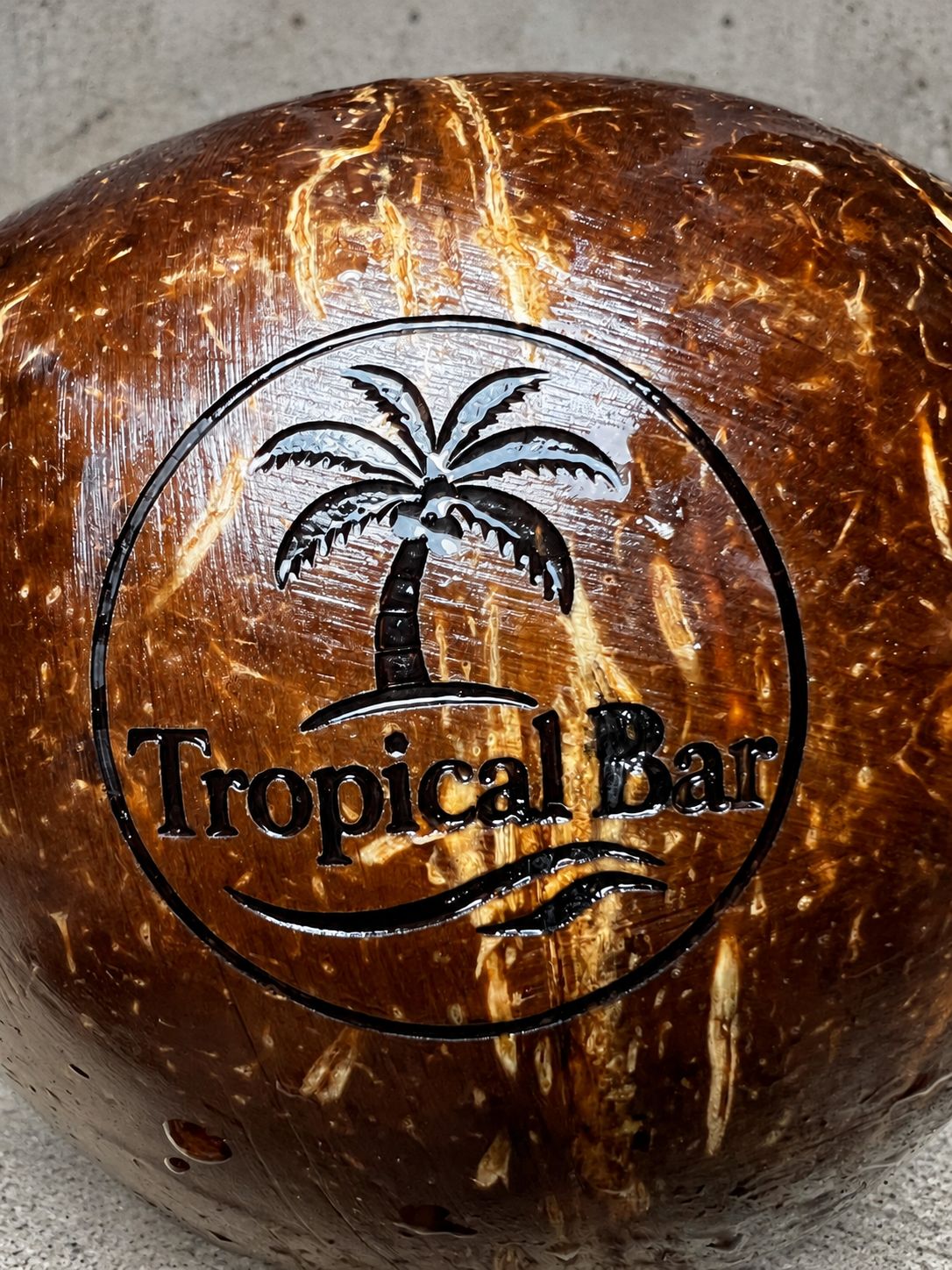 Кокос с фирменной гравировкой Tropical Bar